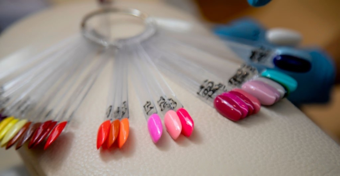 How Thick Should Acrylic Nails Be?